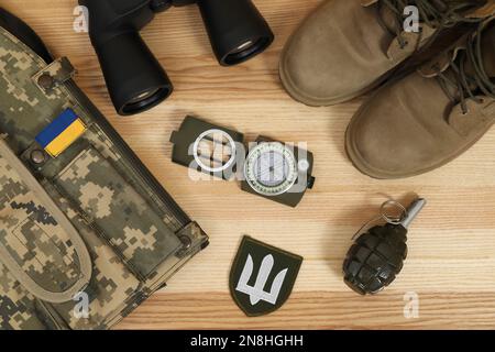 MYKOLAIV, UKRAINE - 26. SEPTEMBER 2020: Taktische Ausrüstung und ukrainische Militäruniform auf Tisch, flach liegend Stockfoto