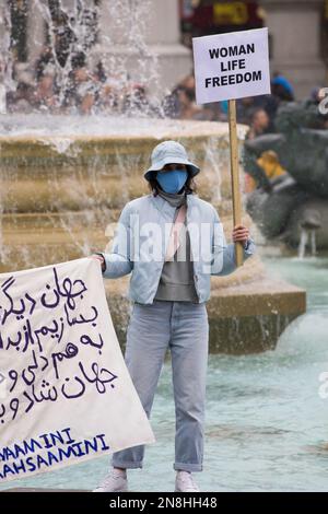 Frau mit Banner bei der Woman Life Freedom Protest am Trafalgar Square Stockfoto