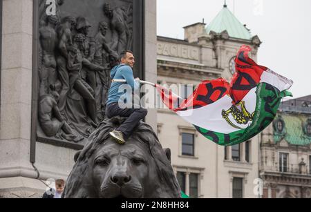 Mann auf Löwe mit iranischer Flagge Iran Woman Life Freedom Protest Trafalgar Square London Stockfoto