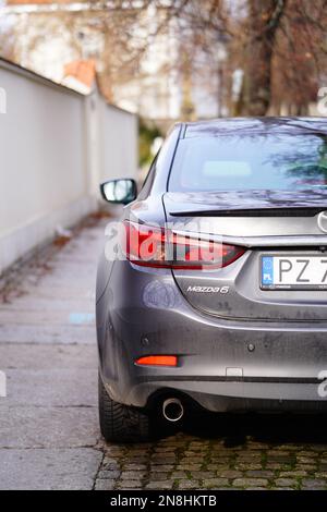 Ein vertikales Bild von einem geparkten Mazda 6-Auto an einem Bürgersteig in Posen, Polen Stockfoto