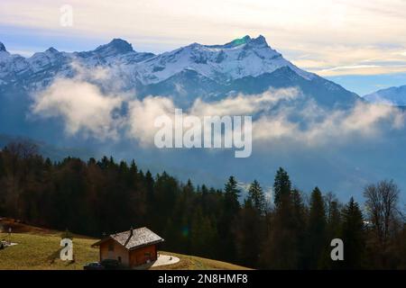 Wolken passieren Bergkette aus Les Ecovets in der Schweiz. Stockfoto