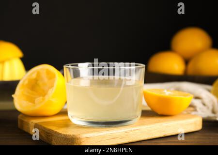 Frisch gepresster Zitronensaft in einer Glasschüssel auf dem Tisch Stockfoto