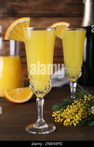 Gläser Mimosa-Cocktail mit Zierleiste auf Holztisch Stockfoto