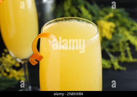 Ein Glas Mimosa-Cocktail mit Garnierung auf dem Tisch, Nahaufnahme Stockfoto