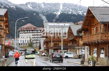 Hauptstraße von Villars sur Ollon im Januar 2023 Stockfoto