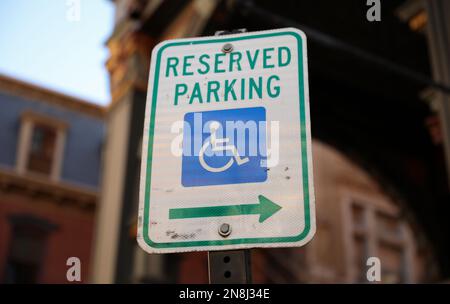 Behindertenschild mit Parkplatzbeschriftung Stockfoto