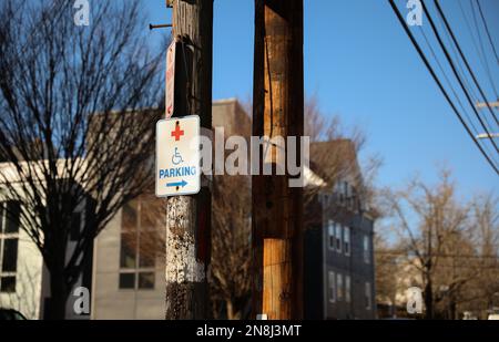 Behindertenschild mit Parkplatzbeschriftung Stockfoto