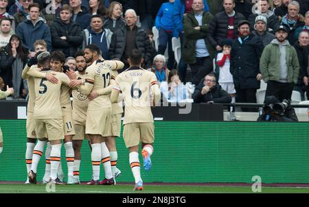 London, Großbritannien. 11. Februar 2023. Joao Felix aus Chelsea (11) feiert, nachdem er mit seinen Teamkollegen das 1. Tor seiner Teams erzielt hat. Spiel der Premier League, West Ham Utd gegen Chelsea im London Stadium, Queen Elizabeth Olympic Park in London am Samstag, den 11. Februar 2023 . Dieses Bild darf nur zu redaktionellen Zwecken verwendet werden. Redaktionelle Verwendung nur Bild von Sandra Mailer/Andrew Orchard Sports Photography/Alamy Live News Credit: Andrew Orchard Sports Photography/Alamy Live News Stockfoto