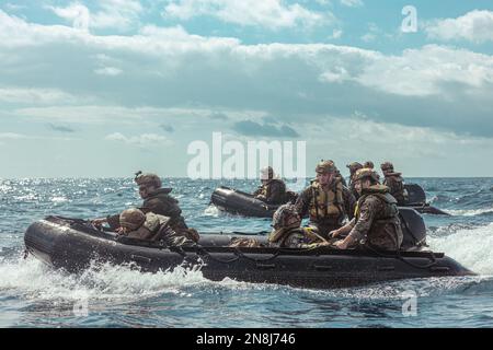 USA Marines mit Bataillon Landing Team 1/4, 31. Marine Expeditionary Unit, Transit zum Amphibienschiff USS Green Bay (LPD-20) in der Philippinen See, 8. Februar 2023. Die Marines führten eine Bootsrazzia durch, die ihre Fähigkeiten steigerte, umkämpfte Gebiete zu sichern und es freundlichen Truppen zu ermöglichen, sich von Schiff zu Land zu bewegen. Die 31. MEU operiert an Bord von Schiffen der America Amphibious Ready Group im Einsatzgebiet der 7.-Flotte, um die Interoperabilität mit Verbündeten und Partnern zu verbessern und als einsatzbereite Eingreiftruppe zur Verteidigung von Frieden und Stabilität im indopazifischen Reg zu dienen Stockfoto
