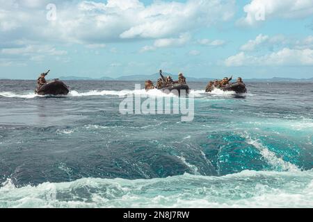 USA Marines mit Bataillon Landing Team 1/4, 31. Marine Expeditionary Unit, bereiten sich darauf vor, ihr Kampfgummiraketenfahrzeug auf das amphibische Transportschiff USS Green Bay (LPD-20) in der Philippinen See zu Bergen, 8. Februar 2023. Die Marines führten eine Bootsrazzia durch, die ihre Fähigkeiten steigerte, umkämpfte Gebiete zu sichern und es freundlichen Truppen zu ermöglichen, sich von Schiff zu Land zu bewegen. Die MEU 31. operiert an Bord von Schiffen der America Amphibious Ready Group im 7.-Flottenbereich, um die Interoperabilität mit Verbündeten und Partnern zu verbessern und als einsatzbereite Eingreiftruppe zu dienen Stockfoto