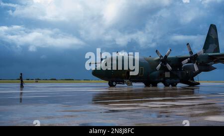 Ein Mitglied der Japan Air Self-Defense Force (JASDF) bereitet einen C-130 Hercules für den Flug vor, nachdem eine Versammlung im Rathaus auf Tinian, Nördliche Marianen, am 7. Februar 2023 stattfand. Drei Sportdirektoren von JASDF, Royal Australian Air Force und U.S. Die Luftwaffe besuchte die Inseln Saipan, Tinian und Rota, um mit Gemeindeführern über lokale Bedürfnisse und Anliegen zu sprechen, und betonte dabei das Ziel, Partnerschaften aufzubauen, bevor Cope North 23 umgesetzt wird. (USA Air Force Foto von Tech. Sgt. Jao’Torey Johnson) Stockfoto