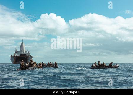 USA Marines mit Bataillon Landing Team 1/4, 31. Marine Expeditionary Unit, bereiten Sie sich auf das amphibische Transportschiff USS Green Bay (LPD-20) in der Philippinen See vor, 8. Februar 2023. Die Marines führten eine Bootsrazzia durch, die ihre Fähigkeiten steigerte, umkämpfte Gebiete zu sichern und es freundlichen Truppen zu ermöglichen, sich von Schiff zu Land zu bewegen. Die 31. MEU operiert an Bord von Schiffen der America Amphibious Ready Group im Einsatzgebiet der 7.-Flotte, um die Interoperabilität mit Verbündeten und Partnern zu verbessern und als einsatzbereite Eingreiftruppe zur Verteidigung von Frieden und Stabilität im Indo-Pacif zu dienen Stockfoto