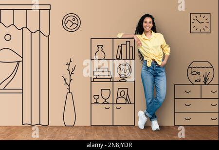 Schöne, glückliche junge brünette Frau, die über dem Innenbild steht Stockfoto