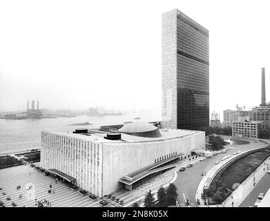 Hauptquartier der Vereinten Nationen mit Blick auf East River, New York City, New York, USA, Angelo Rizzuto, Anthony Angel Collection, Juli 1959 Stockfoto