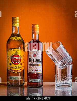 Havana Club Rum und Havana Club Ritual Cubano aromatischer kubanischer Rum in einer Flasche und Gläser bereit für ein großartiges Cuba Libre Getränk. Kuba Urlaub. Stockfoto