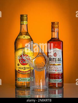 Havana Club Rum und Havana Club Ritual Cubano aromatischer kubanischer Rum in einer Flasche und Gläser bereit für ein großartiges Cuba Libre Getränk. Kuba Urlaub. Stockfoto