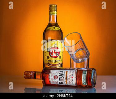 Havana Club Rum und Havana Club Ritual Cubano aromatischer kubanischer Rum in einer Flasche und Gläser bereit für ein großartiges Cuba Libre Getränk. Kuba Urlaub. Stockfoto