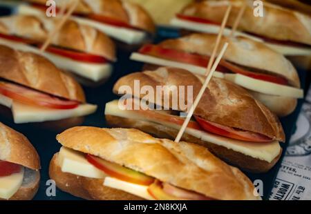Typischer Mini-Burger-Snack aus dem Baskenland, Pinchos oder Pinxtos, kleines Stück Brot mit verschiedenen Belägen, serviert in der Bar in San-Sebastian oder Bilba Stockfoto