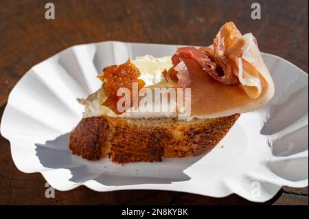 Typischer Mini-Burger-Snack aus dem Baskenland, Pinchos oder Pinxtos, kleines Stück Brot mit verschiedenen Belägen, serviert in der Bar in San-Sebastian oder Bilba Stockfoto