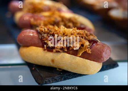 Typischer Mini-Burger-Snack aus dem Baskenland, Pinchos oder Pinxtos, kleines Stück Brot mit verschiedenen Belägen, serviert in der Bar in San-Sebastian oder Bilba Stockfoto