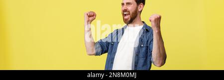 Männlicher Fußballfan schreit und tut Siegerin Geste klemmende Fäuste Stockfoto