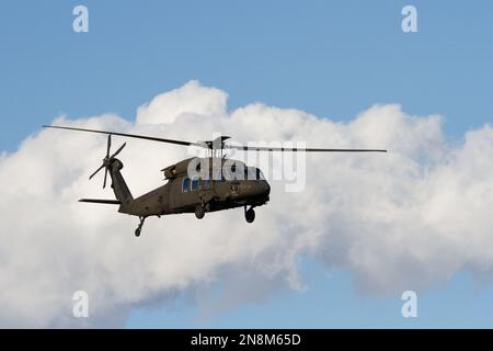 Ein US Army Sikorsky UH-60 Black Hawk Hubschrauber fliegt in der Nähe der Naval Air Facility, Atsugi Airbase, Kanagawa, Japan. Stockfoto