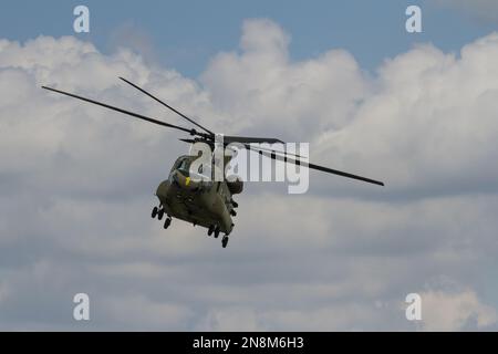 Ein Boeing CH 47 Chinook Hubschrauber mit der US-Armee in der Nähe des Yokota Airbase, Fussa, Tokio, Japan. Stockfoto