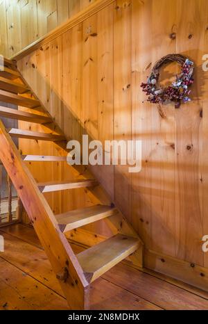 Pinewood Miller's Treppen im oberen Leseraum in einem alten, um 1760 Jahre alten Haus im Landhausstil von Canadiana. Stockfoto