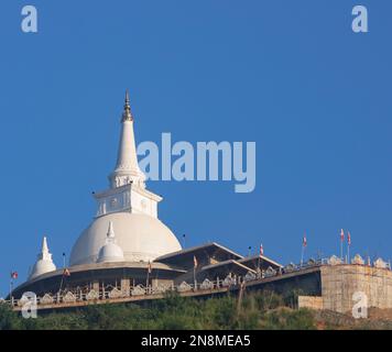 Wunderschöne Pagode auf dem Hügel, Kubalwela, Bandarawela. Stockfoto