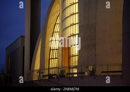 Beleuchteter Eingang der Zentralmoschee in Köln Ehrenfeld bei Abenddämmerung Stockfoto