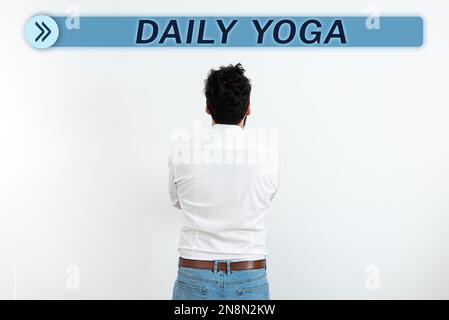 Inspiration mit Schild „Daily Yoga“. Eine Reihe von Yoga-Workouts für Geschäftsideen, mit denen du verschiedene Körperteile trainieren kannst Stockfoto