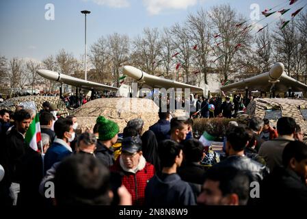 Teheran, Iran. 11. Februar 2023. Im Inland gebaute iranische Drohnen, Shahed 136, werden während der jährlichen Rallye zum Gedenken an die islamische Revolution im Iran von 1979 gezeigt. (Foto: Sobhan Farajvan/Pacific Press) Kredit: Pacific Press Media Production Corp./Alamy Live News Stockfoto