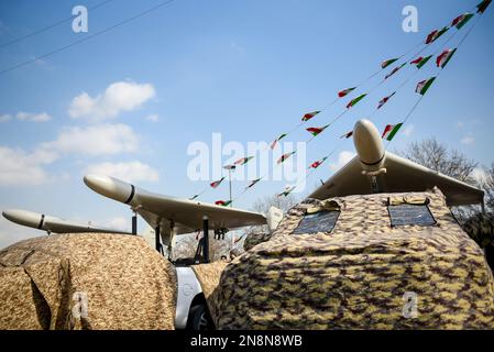 Teheran, Iran. 11. Februar 2023. Im Inland gebaute iranische Drohnen, Shahed 136, werden während der jährlichen Rallye zum Gedenken an die islamische Revolution im Iran von 1979 gezeigt. (Foto: Sobhan Farajvan/Pacific Press) Kredit: Pacific Press Media Production Corp./Alamy Live News Stockfoto