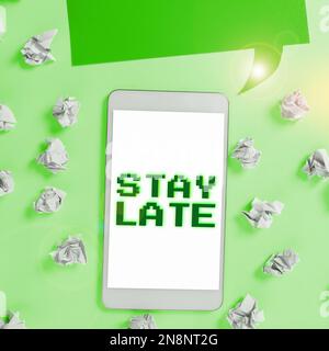 Textunterschrift für „länger bleiben“. Geschäftsbeispiele Eine Routine, bei der eine Person an einen Ort außerhalb der Zeit geht Stockfoto