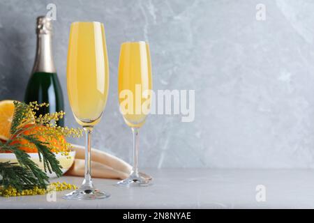 Gläser Mimosa-Cocktail auf einem hellen Tisch. Platz für Text Stockfoto