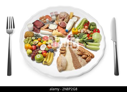 Besteck in der Nähe des Tellers mit verschiedenen Produkten auf weißem Hintergrund. Ausgewogenes Essen Stockfoto