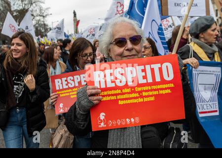 Lissabon, Portugal. 11. Februar 2023. Ein Demonstrante, der während der Lehrerdemonstration in Lissabon ein Plakat hielt. Tausende Lehrer gingen auf die Straße, um gegen die Regierung zu protestieren. Sie verlangen bessere Arbeitsbedingungen und Karriereverbesserungen. Die Demonstration wurde von mehreren Gewerkschaften einberufen. Die Organisation schätzt, dass über 150.000 Demonstranten auf den Straßen von Lissabon waren. Kredit: SOPA Images Limited/Alamy Live News Stockfoto