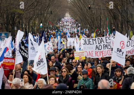 Lissabon, Portugal. 11. Februar 2023. Allgemeine Betrachtung der Lehrerdemonstration in Lissabon. Tausende Lehrer gingen auf die Straße, um gegen die Regierung zu protestieren. Sie verlangen bessere Arbeitsbedingungen und Karriereverbesserungen. Die Demonstration wurde von mehreren Gewerkschaften einberufen. Die Organisation schätzt, dass über 150.000 Demonstranten auf den Straßen von Lissabon waren. Kredit: SOPA Images Limited/Alamy Live News Stockfoto