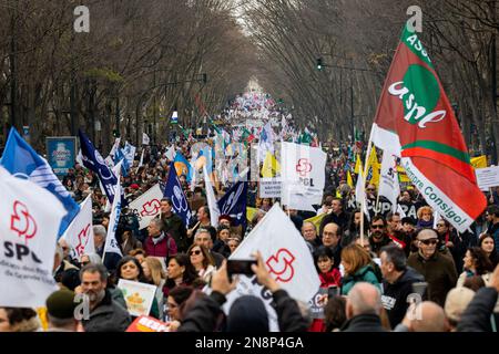 Lissabon, Portugal. 11. Februar 2023. Allgemeine Betrachtung der Lehrerdemonstration in Lissabon. Tausende Lehrer gingen auf die Straße, um gegen die Regierung zu protestieren. Sie verlangen bessere Arbeitsbedingungen und Karriereverbesserungen. Die Demonstration wurde von mehreren Gewerkschaften einberufen. Die Organisation schätzt, dass über 150.000 Demonstranten auf den Straßen von Lissabon waren. Kredit: SOPA Images Limited/Alamy Live News Stockfoto