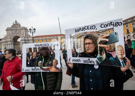 Lissabon, Portugal. 11. Februar 2023. Demonstranten sahen, wie sie während der Lehrerdemonstration in Lissabon Plakate hielten. Tausende Lehrer gingen auf die Straße, um gegen die Regierung zu protestieren. Sie verlangen bessere Arbeitsbedingungen und Karriereverbesserungen. Die Demonstration wurde von mehreren Gewerkschaften einberufen. Die Organisation schätzt, dass über 150.000 Demonstranten auf den Straßen von Lissabon waren. Kredit: SOPA Images Limited/Alamy Live News Stockfoto