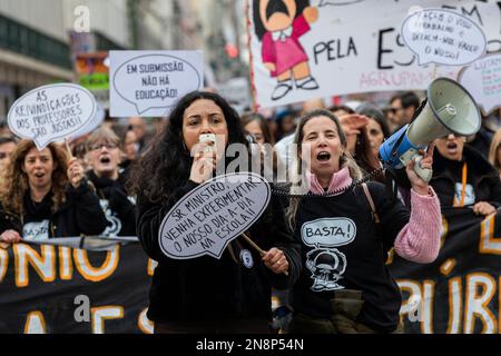 Lissabon, Portugal. 11. Februar 2023. Demonstranten haben während der Lehrerdemonstration in Lissabon Slogans geschrien. Tausende Lehrer gingen auf die Straße, um gegen die Regierung zu protestieren. Sie verlangen bessere Arbeitsbedingungen und Karriereverbesserungen. Die Demonstration wurde von mehreren Gewerkschaften einberufen. Die Organisation schätzt, dass über 150.000 Demonstranten auf den Straßen von Lissabon waren. Kredit: SOPA Images Limited/Alamy Live News Stockfoto