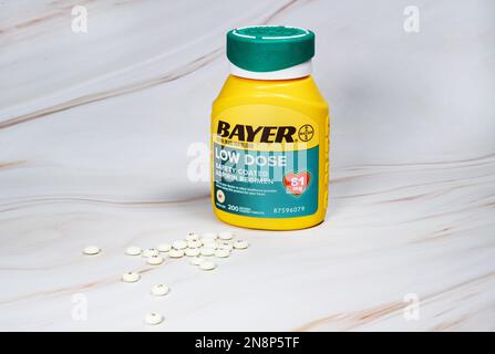 Lake Elsinore, CA, USA - 11. Februar 2024 Niedrigdosiertes Aspirin zur Reduzierung des Risikos von Herzinfarkt und Schlaganfall empfohlen. Stockfoto