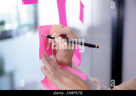 Die Hände von Geschäftsleuten und Kollegen sammeln Brainstorming für die Planung und Strategie von Geschäftsleuten und Marketing im Büro, Teambesprechung für Kreativität mit w Stockfoto
