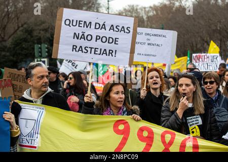 Lissabon, Portugal. 11. Februar 2023. Demonstranten sahen, wie sie während der Lehrerdemonstration in Lissabon ein Banner und Plakate hielten. Tausende Lehrer gingen auf die Straße, um gegen die Regierung zu protestieren. Sie verlangen bessere Arbeitsbedingungen und Karriereverbesserungen. Die Demonstration wurde von mehreren Gewerkschaften einberufen. Die Organisation schätzt, dass über 150.000 Demonstranten auf den Straßen von Lissabon waren. (Foto: Hugo Amaral/SOPA Images/Sipa USA) Guthaben: SIPA USA/Alamy Live News Stockfoto