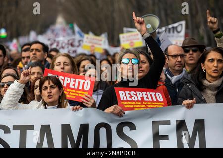 Lissabon, Portugal. 11. Februar 2023. Demonstranten sahen, wie sie während der Lehrerdemonstration in Lissabon ein Banner und Plakate hielten. Tausende Lehrer gingen auf die Straße, um gegen die Regierung zu protestieren. Sie verlangen bessere Arbeitsbedingungen und Karriereverbesserungen. Die Demonstration wurde von mehreren Gewerkschaften einberufen. Die Organisation schätzt, dass über 150.000 Demonstranten auf den Straßen von Lissabon waren. (Foto: Hugo Amaral/SOPA Images/Sipa USA) Guthaben: SIPA USA/Alamy Live News Stockfoto