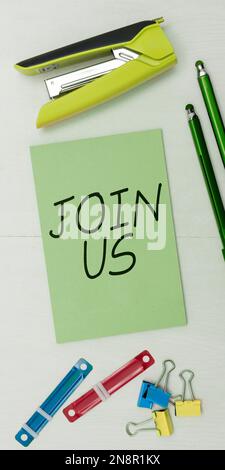 Inspiration zeigt das Schild Fügen Sie uns bei. Word geschrieben auf Register in Community Team oder Blog Melden Sie sich bei den sozialen Medien an Stockfoto