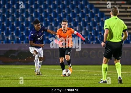 Nilson Angulo (32) von RSC Anderlecht und Gaetan Hendrickx (10) von KMSK Deinze, die während des 22. Spieltags in der Challenger Pro League in der Saison 2022-2023 in Deinze am Sonntag, den 11. Februar 2023, bei einem Fußballspiel zwischen KMSK Deinze und der Jugendmannschaft RSC Anderlecht Futures abgebildet wurden; Belgien . FOTO SPORTPIX | Stijn Audooren Kredit: David Catry/Alamy Live News Stockfoto