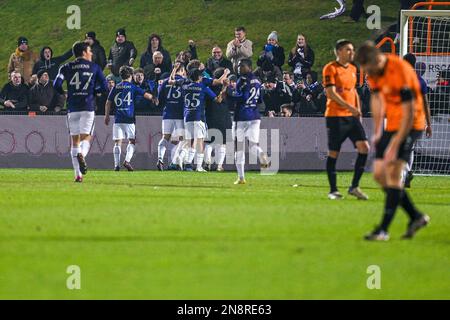 Nilson Angulo (32) von RSC Anderlecht erzielt 2-3 Punkte und Anderlecht kann während des 22. Spieltags in der Challenger Pro League für die Saison 2022-2023 am Sonntag, den 11. Februar 2023 in Deinze , Belgien , ein Fußballspiel zwischen KMSK Deinze und RSC Anderlecht Futures-Jugendmannschaft feiern . FOTO SPORTPIX | Stijn Audooren Kredit: David Catry/Alamy Live News Stockfoto