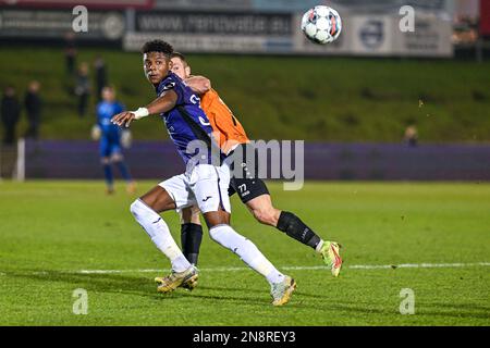 Gonzalo Almenera (77) von KMSK Deinze und Nilson Angulo (32) von RSC Anderlecht, dargestellt während eines Fußballspiels zwischen KMSK Deinze und der Jugendmannschaft RSC Anderlecht Futures während des 22. Spieltags in der Challenger Pro League für die Saison 2022-2023 am Sonntag, den 11. Februar 2023 in Deinze , Belgien . FOTO SPORTPIX | Stijn Audooren Kredit: David Catry/Alamy Live News Stockfoto