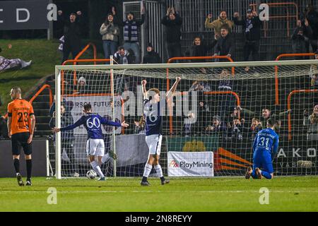 Nilson Angulo (32) von RSC Anderlecht erzielt 2-3 Punkte und Anderlecht kann während des 22. Spieltags in der Challenger Pro League für die Saison 2022-2023 am Sonntag, den 11. Februar 2023 in Deinze , Belgien , ein Fußballspiel zwischen KMSK Deinze und RSC Anderlecht Futures-Jugendmannschaft feiern . FOTO SPORTPIX | Stijn Audooren Kredit: David Catry/Alamy Live News Stockfoto